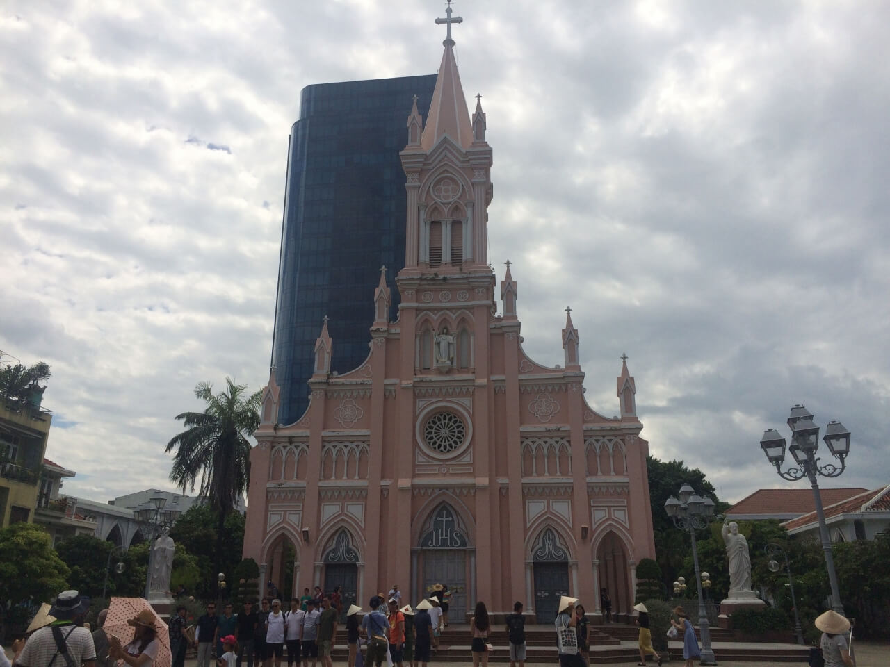 ダナンのピンク色の教会と言えば ダナン大聖堂 ダナンの観光まとめサイト Walking Danang ウォーキングダナン